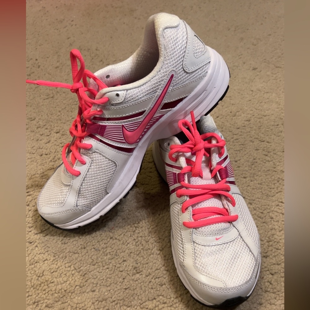 Nike Dart 10 Women's shoes in White and Pink, size 7.5 (women’s)